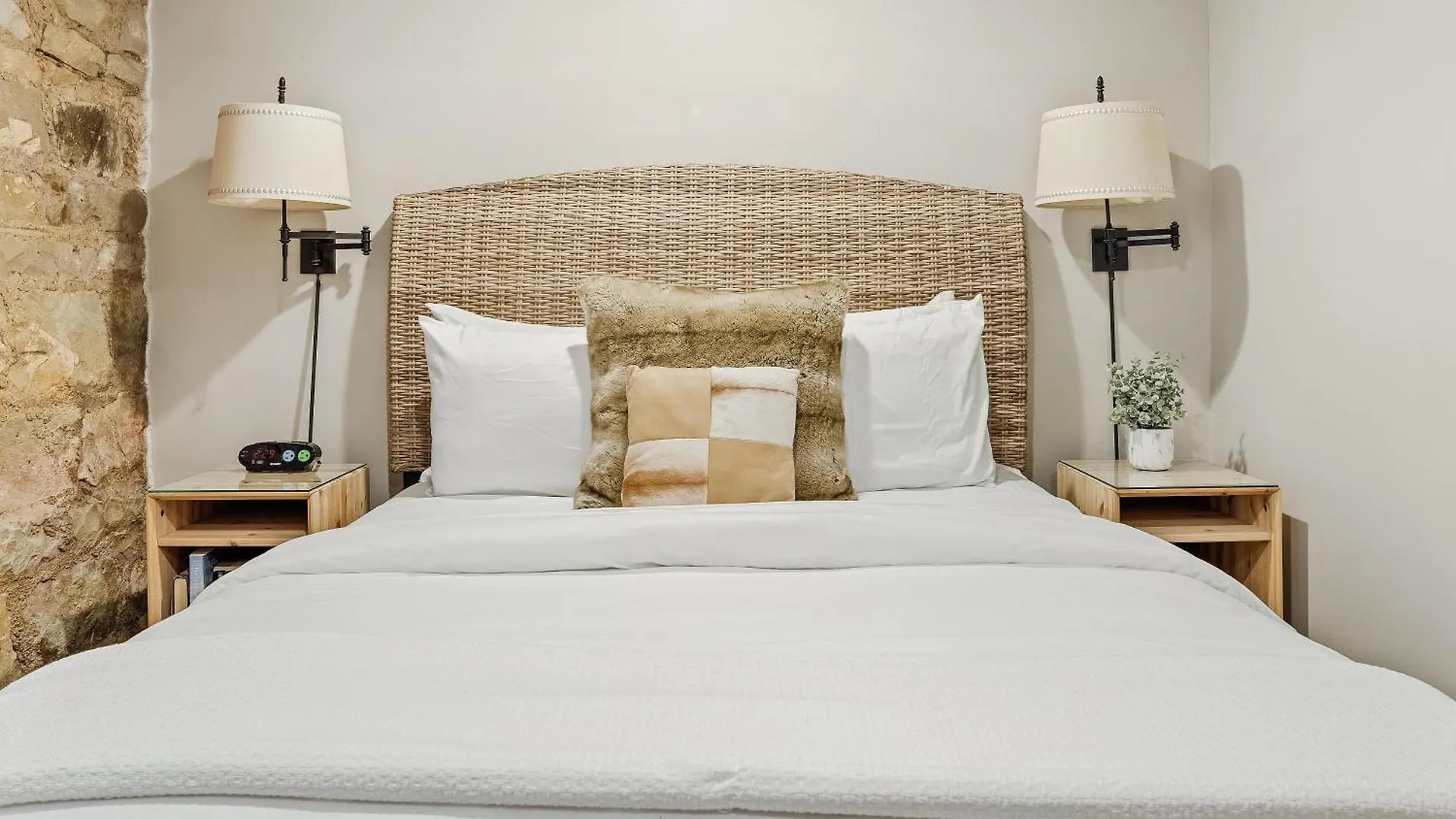 Garden Apartment - Decor Upgrades - Capitol Hill Denver Villa